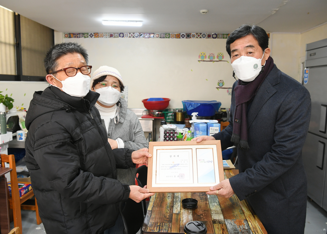 윤화섭 안산시장이 감사패를 전달했다.[안산시 제공]