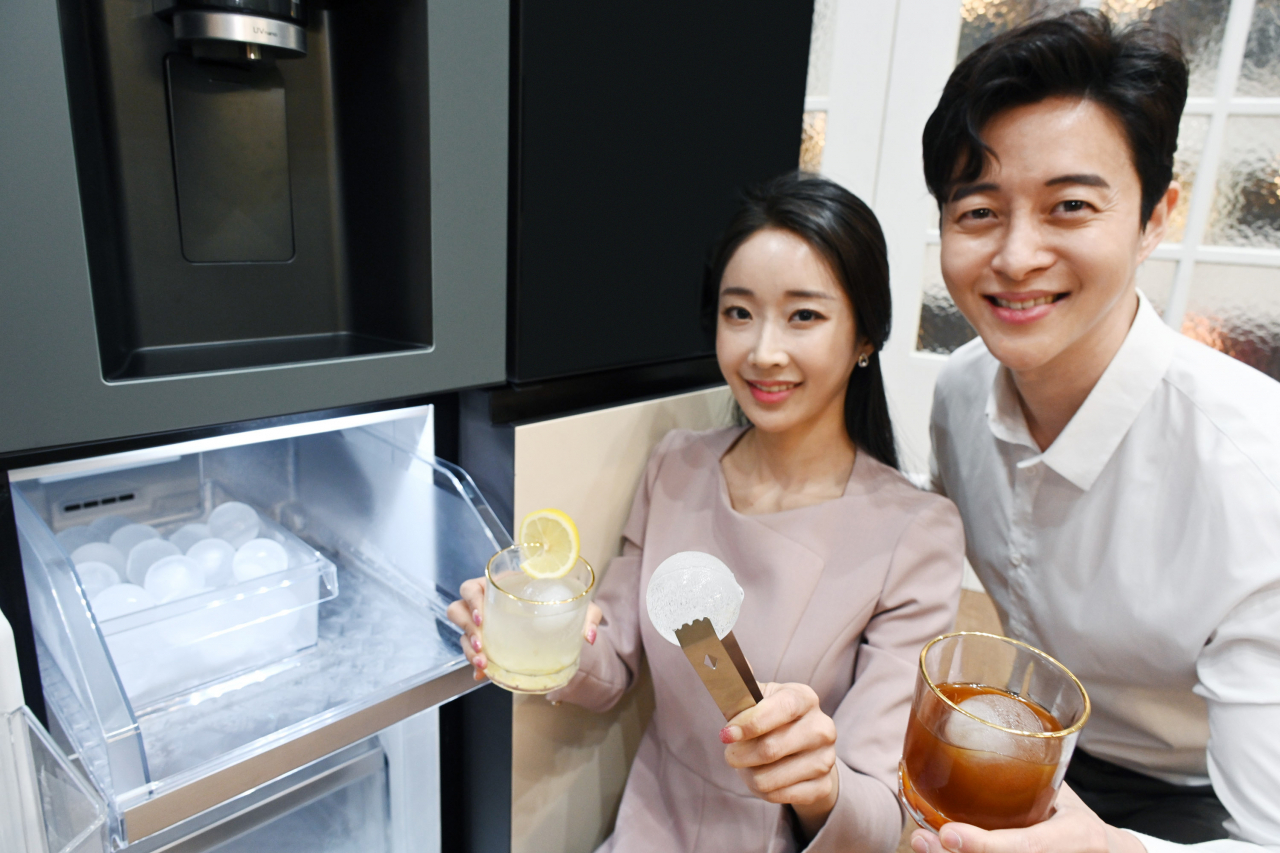LG전자가 구형(球形) 얼음을 만드는 신기능을 탑재한 LG 오브제컬렉션 얼음정수기냉장고를 5일 출시한다. 모델이 칵테일, 위스키, 레모네이드, 아이스커피 등 시원한 음료를 집에서도 제대로 즐길 수 있게 해주며 음료의 풍미를 더해주는 지름 약 50밀리미터(mm)의 구형 얼음인 크래프트 아이스(Craft Ice)를 소개하고 있다 [LG전자 제공]