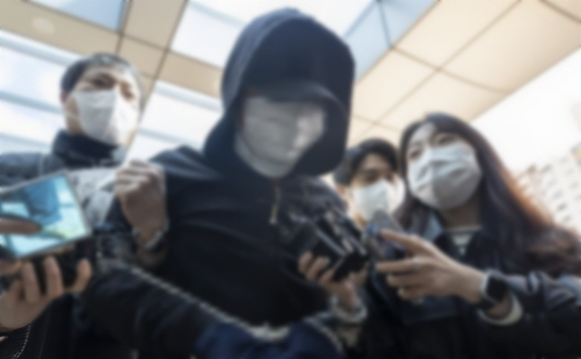 ‘노원구 세 모녀 살인 사건’ 피의자 김모 씨가 지난 4일 오후 서울 도봉구 서울북부지법에서 구속 전 피의자 심문(영장 실질심사)을 마친 뒤 호송차량으로 향하고 있다. [연합]