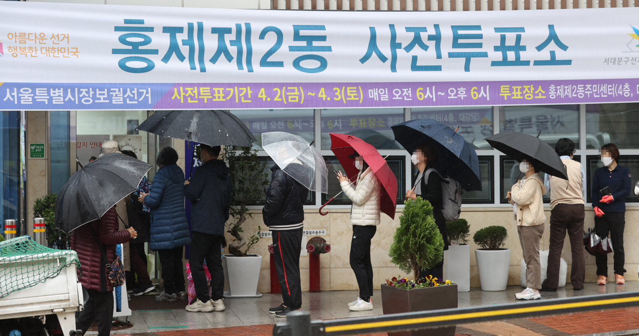 4·7재보궐선거 사전투표 이틀째인 지난 3일 오전 서울 서대문구 홍제제2동주민센터에 마련된 사전투표소에서 유권자들이 투표를 위해 줄을 서 있다. 국회사진기자단