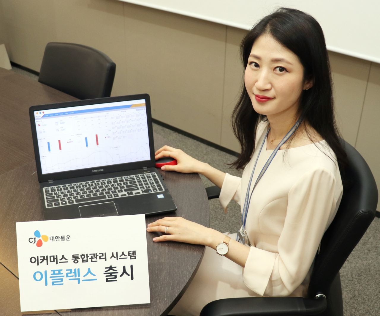 CJ대한통운 직원이 이플렉스 시스템을 시연해보이고 있다.