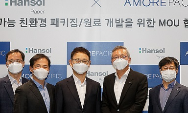 한솔제지 한철규 대표(왼쪽 세번째)와 아모레퍼시픽 안세홍 대표(〃네번째)가 최근 서울 용산의 아모레퍼시픽 본사에서 친환경 화장품 원료 개발 관련 업무협약을 맺고 있다. [양사 제공]
