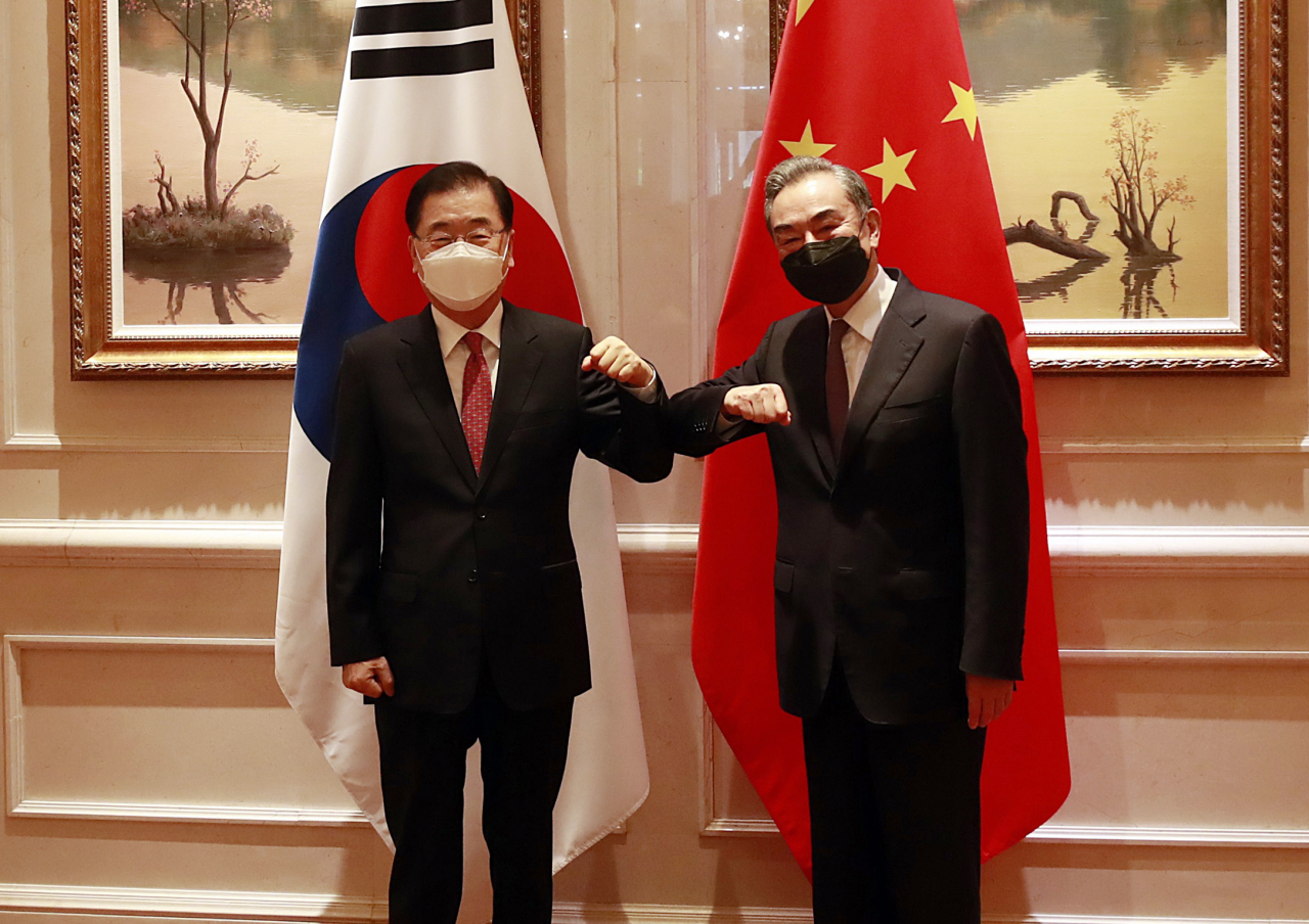 정의용 외교부 장관과 왕이 중국 국무위원 겸 외교부장은 지난 3일 중국 샤먼 하이웨호텔에서 한중 외교장관 회담을 열었다. [연합]