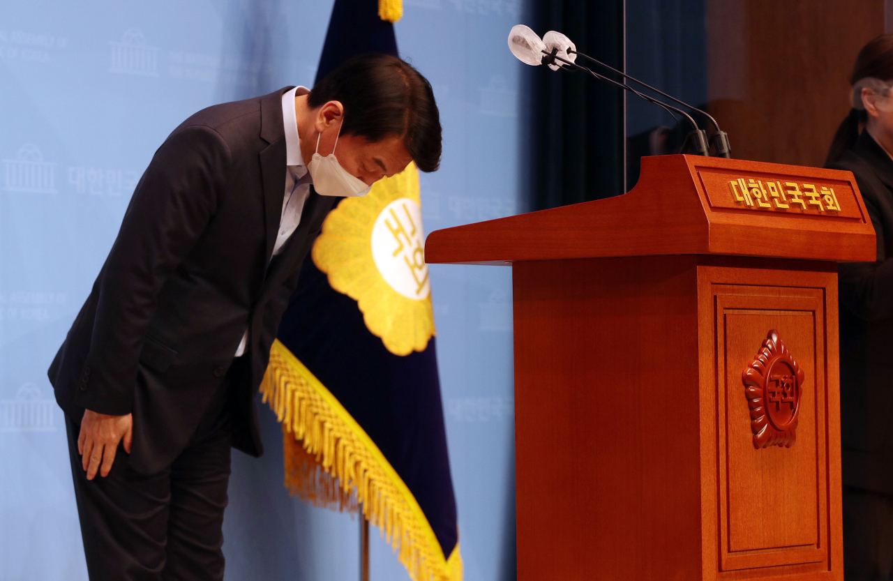 안철수 국민의당 대표가 5일 오전 서울 여의도 국회 소통관에서 열린 4·7 재·보궐 선거 관련 기자회견에서 인사하고 있다. [연합]