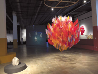 코로나19로 개막을 두 차례 연기했던 광주비엔날레가 1일 공식 개막했다. ‘떠오르는 마음, 맞이하는 영혼’을 주제로 대안적 지성과 이들의 연대 그리고 치유를 살펴본다. 사진은 로비로 변한 광주비엔날레 제1전시실 전경.
릴리안 린, 중력의 춤, 2019. 제 13회 광주비엔날레 전시전경.
이불, 오바드 V, 5·18민주화운동 특별전 ‘볼 수 있는 것과 말할 수 있는 것 사이’ 전시전경.
제 13회 광주비엔날레 전시작 에모 데 메데이로스 ‘조개껍데기 오토바이 헬멧’
문선희, 묻고, 묻지 못한 이야기-목소리. 5·18민주화운동 특별전 ‘볼 수 있는 것과 말할 수 있는 것 사이’ 전시전경.  [헤럴드DB]