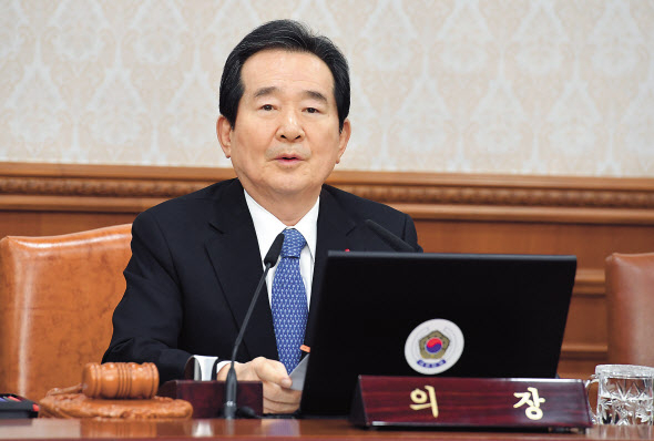 부동산 문제 등으로 촉발된 민심이반과 관련 국정운영 쇄신 차원의 ‘4월 개각설’이 기정사실화 되는 분위기다. 특히 정세균 국무총리의 사임과 함께 홍남기 부총리 등 문재인 정부 2기 경제팀 교체설도 부각되면서 공무원사회가 그 어느 때보다 술렁이고 있다. [연합]