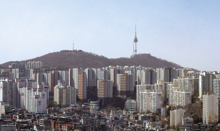 서울 응봉산에서 바라본 서울 시내 아파트 단지 모습. [연합]