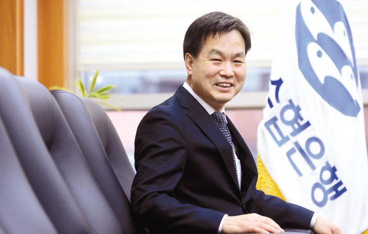 김진균 Sh수협은행장은 첫 내부 출신 행장으로서 “수협은행을 더 강하게 만들어 후배들에게 기회를 주고 싶다”고 말했다.  이상섭 기자