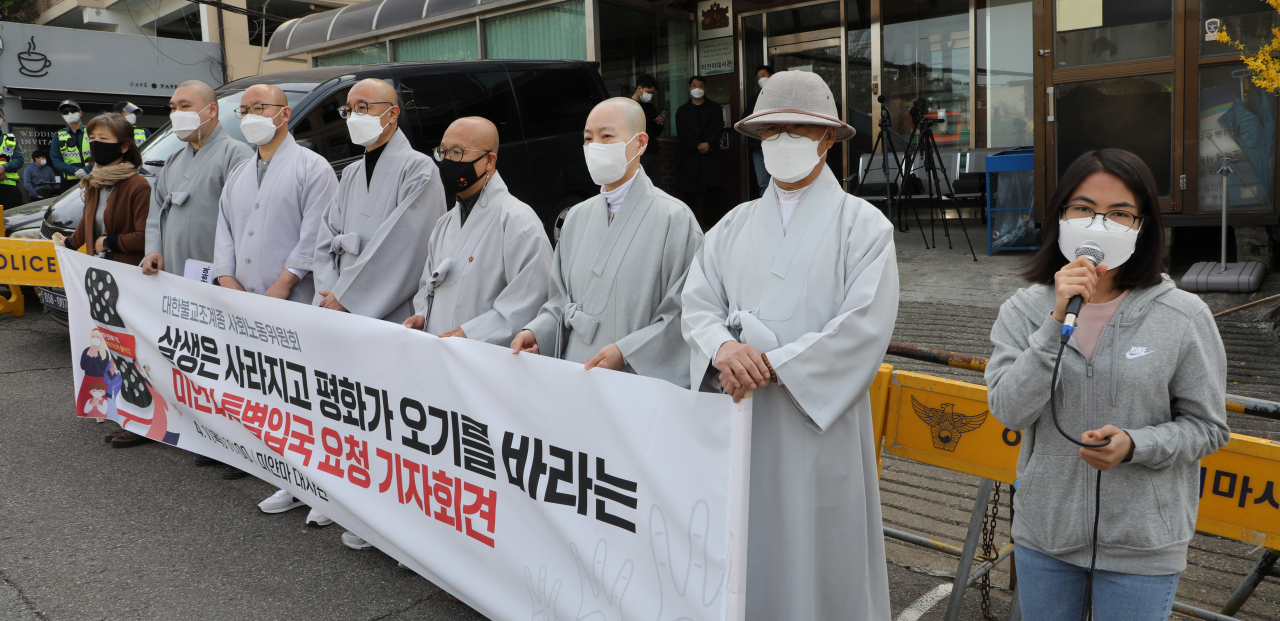 대한불교조계종 사회노동위원회 스님들이 지난 1일 서울 용산구 주한미얀마대사관 앞에서 '평화 기원을 위한 미얀마 특별입국 요청 기자회견'을 하고 있다. 미얀마 특별입국 신청자는 지몽·혜도·종수 스님, 세 사람이다. [연합]