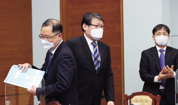 김진국 민정수석(왼쪽부터), 이광철 민정비서관, 김영식 법무비서관 [연합]