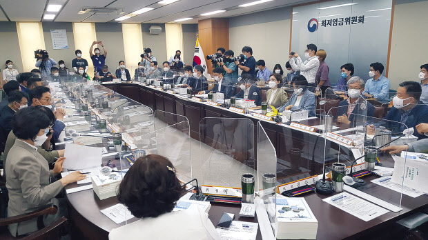 2022년도 최저임금 심의를 위한 절차가 시작된 가운데 노동계와 경영계가 한 치 양보없는 싸움을 예고하고 있다. ‘최저임금 1만원’을 공약으로 내건 문재인 정부는 이제 최저임금 인상률 역대 최저 정부라는 불명예를 뒤집어쓸지도 모르는 상황이다. 사진은 최저임금위원회 전원회의 모습. [헤럴드DB]