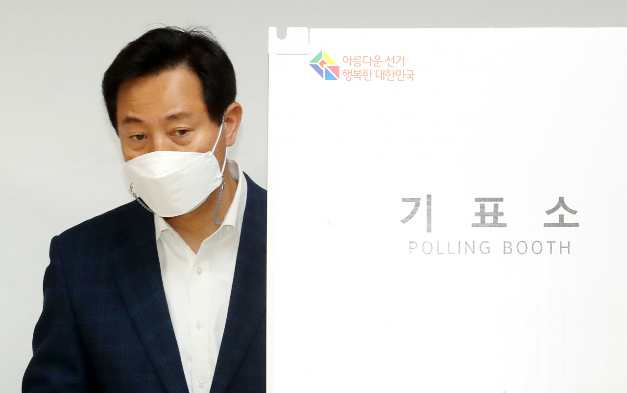 국민의힘 오세훈 서울시장 후보가 지난 3일 서울 광진구 자양3동 주민센터 사전투표소에서 투표하고 있다. [연합]