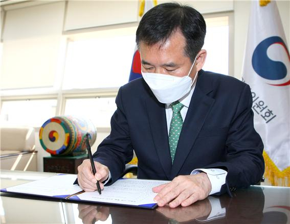 국민권익위원회는 5일 더불어민주당의 국회의원 부동산 거래 전수조사 요청에 따라 ‘부동산 거래 특별조사단’을 출범했다고 밝혔다. 조사단장을 맡은 이건리 권익위 부위원장 겸 사무처장이 조사에서 직무 관련 법렬을 준수하겠다는 근무서약서를 작성하고 있다. [국민권익위 제공]