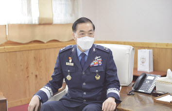 공군 전략자산은 가장 즉각적이면서도 직접적인 억제효과를 발휘한다는 평가를 받는다. 하지만 절제된 접근도 필요하다. 헤럴드경제는 지난달 31일 군에서도 손에 꼽히는 WMD(대량살상무기) 및 핵태세 전문가인 김광진(사진) 공군대학 총장을 인터뷰했다.
지난달 31일 대전 유성구 소재 공군대학에서 만난 김 총장은 “군사과학 기술의 발전속도에 따라 글로벌 핵태세에도 변화가 있을 수밖에 없다”며 “이런 변화를 반영해 전략적 균형과 안정성을 고려한 억제전략을 짤 수 있어야 한다”고 말했다.
김 총장은 오늘날 북한의 핵 정책(핵태세)는 전략적 불확실성을 무기로 정권의 안보를 강화하는 특성을 보인다고 분석했다. 김 총장은 단언할 수 없다면서도 “북한이 당대회에서 핵은 방어용이라고 강조하는 점에서 파키스탄식 ‘신뢰적 최소 억제 전략’(credible minimum deterrence)을 택한 측면이 있다”고 말했다. 신뢰적 최소 억제전략은 핵을 선제공격이 아닌 적국의 공격을 억제·보복하기 위해 개발·보유하는 접근법이다.
다만 그는 “북한의 핵전략은 대남전략과 대외전략의 영향을 받을 수밖에 없다”며 “하노이 북미회담에서의 노딜 이후 내부 검토를 하고 숙고하는 단계라고 본다”고 했다.
김 총장은 군사적 도발 및 분쟁 가능성을 심화하지 않을 ‘전략적 안정성’과 유사시 압도적으로 승리할 수 있는 ‘전략적 우세’의 균형이 확보돼야 최상의 억제효과를 볼 수 있다고 설명했다. 그런 점에서 그는 최근 불거지고 있는 ‘전술핵 배치론’에 대해 “우리 억제력은 북한의 재래식 공격 등을 억제하는 데 상당한 효과를 보이고 있다”며 “전술핵을 배치하자고 하면 과연 전략적 안정성이 보장될 수 있겠는가 하는 질문을 미국 쪽에서 제기할 수 있다”고 말했다.
김 총장은 지난해 공군 창군 100주년을 준비하는 미래 항공우주력 발전 구상인 에어포스 퀀텀(Air Force Quantum) 5.0을 제시하기도 했다. 에어포스 퀀텀 5.0은 4차 산업 혁명시대에 선제적인 항공우주안보 확보를 위한 우리 공군의 핵심능력 발전전략을 담고 있다. 그는 “오늘날 군은 전시뿐 아니라 평시에도 카디즈 대치 등 전쟁 이하의 단계에서 분쟁을 억지하는 데에 중요한 역할을 한다”며 “그 역할을 제대로 하려면 국제정세와 과학기술에 대한 이해가 필요하다. 공군대학에서는 장교들이 이러한 역량을 갖출 수 있도록 힘쓸 것”이라고 했다.
문재연 기자
