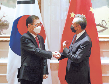 미국과 중국간 기술·안보 패권 경쟁이 심화되면서 우리 정부의 입장도 날이 갈수록 곤혹스러운 상황이 되고 있다. 지난 2~3일(현지시간) 미국과 중국에서 각각 열린 ‘한미일 안보실장 회의’와 ‘한중 외교장관 회담’은 한국 외교정책에 큰 숙제를 남겼다. 위쪽 사진은 서훈 청와대 국가안보실장(오른쪽)이 2일 미국 워싱턴DC 인근 해군사관학교에서 열린 한미일 안보실장 3자회의 직전 제이크 설리번 미국 백악관 국가안보보좌관과 함께 걸어가며 대화하고 있는 모습. 아래쪽 사진은 정의용 외교부 장관과 왕이 중국 국무위원 겸 외교부장이 3일 중국 샤먼 하이웨호텔에서 한중 외교장관 회담을 시작하기 전에 인사하고 있는 장면이다. [연합]