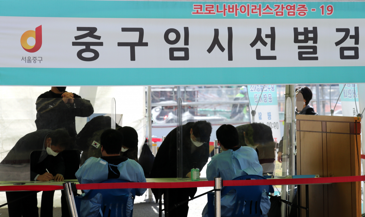 국내 코로나19 확산세가 지속 중인 가운데 5일 신규 확진자 수가 400명대 후반을 나타냈다. 전날보다 다소 줄면서 지난달 30일(447명) 이후 엿새 만에 400명대로 떨어졌다. 이날 오전 서울 중구 서울역 선별진료소에서 시민이 검사 예진표를 적고 있다. [연합]