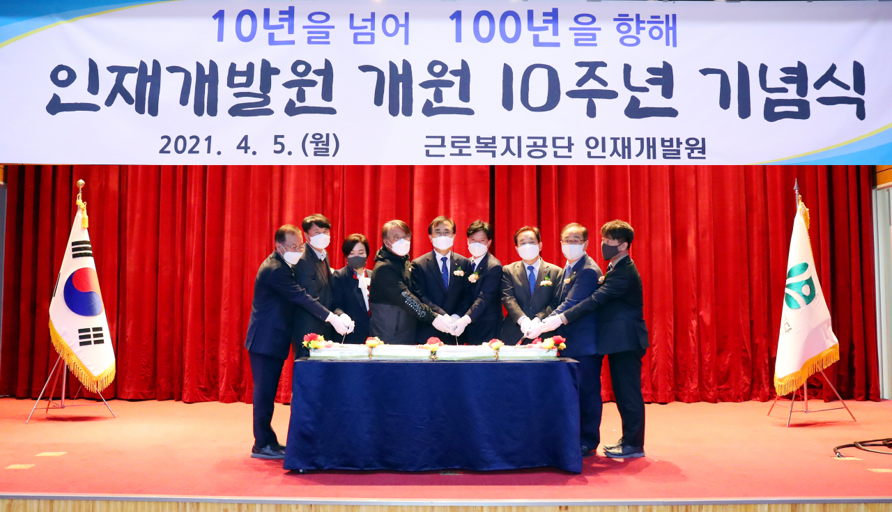 5일 오전 열린 근로복지공단 인재개발원 개원 10주년 기념식 모습. 사진 왼쪽부터 다섯번째 강순희 근로복지공단 이사장, 일곱번째 송기섭 진천군수, 여덟번째 김성우 진천군의장. [근로복지공단 제공]