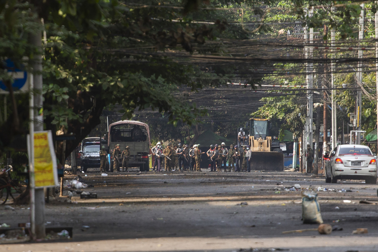 Army and police gather during a demonstration against the military coup in Kyauk Myaung Township, Yangon, Myanmar, on Saturday. Threats of lethal violence and arrests of protesters have failed to suppress daily demonstrations across Myanmar demanding the military step down and reinstate the democratically elected government. (AP-Yonhap)