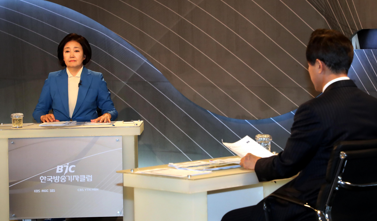 더불어민주당 박영선 서울시장 후보가 5일 서울 양천구 목동 예총회관에서 열린 한국방송기자클럽 초청 서울시장 보궐선거 후보자 토론회에서 국민의힘 오세훈 서울시장 후보와의 토론을 준비하고 있다. [연합]
