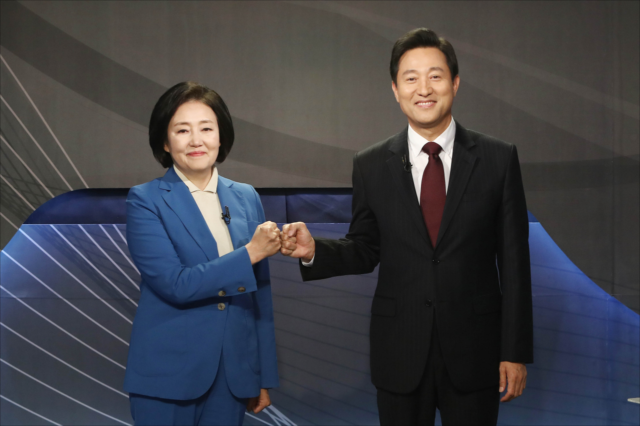 박영선(왼쪽) 더불어민주당 서울시장 후보와 오세훈 국민의힘 서울시장 후보가 5일 서울 목동 예총회관에서 열린 한국방송기자클럽 초청 서울시장 보궐선거 후보자 토론회에서 인사하고 있다. [국회사진기자단]