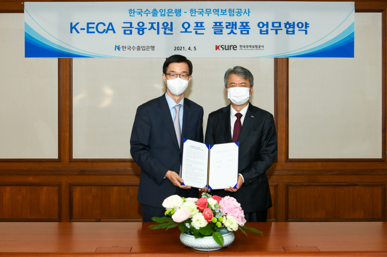 이인호 한국무역보험공사 사장(오른쪽)과 방문규 수출입은행장이 5일 서울 여의도 한국수출입은행 본점에서 ‘K-ECA 금융지원 오픈 플랫폼을 위한 업무협약’을 체결한 후 기념촬영을 하고 있다. [한국무역보험공사 제공]