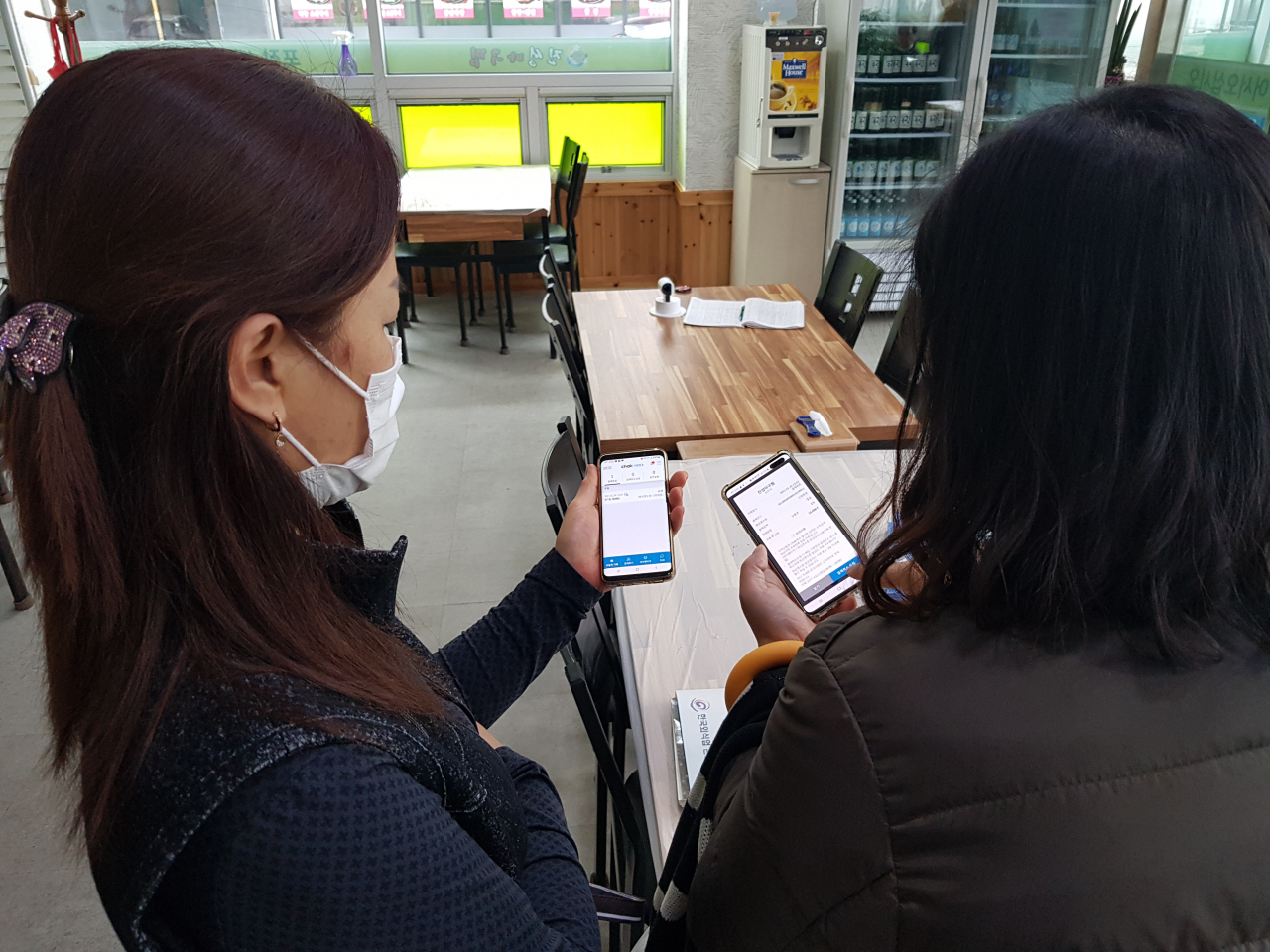 한국조폐공사가 서비스하는 모바일 지역사랑상품권이 지역경제 활성화와 일자리 창출에 큰 기여를 하고 있다. 사진은 ‘지역사랑상품권 서포터즈’들이 소상공인 신규 가맹점 모집과 이의 활용 방안 등을 설명하는 모습. [한국조폐공사 제공]