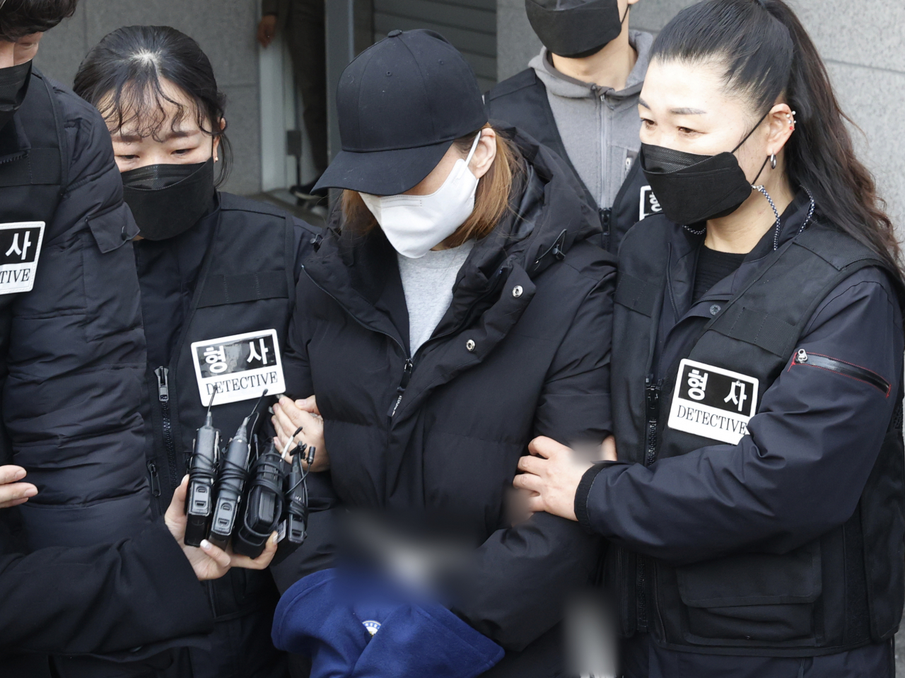 17일 오후 경북 구미경찰서에서 3세 여아 사망사건의 친모인 석모씨가 호송 차량으로 이동하고 있다. 경찰은 이날 석씨를 미성년자 약취 혐의 외에 시체유기 미수 혐의를 추가해 검찰에 송치했다. [연합]