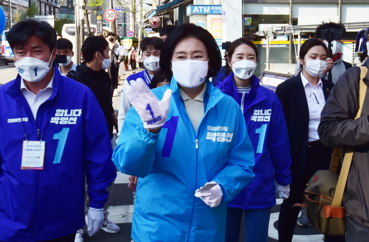 더불어민주당 박영선 서울시장 후보가 5일 서울 강서구 발산역 인근 거리유세에서 시민들과 인사하고 있다. [연합]