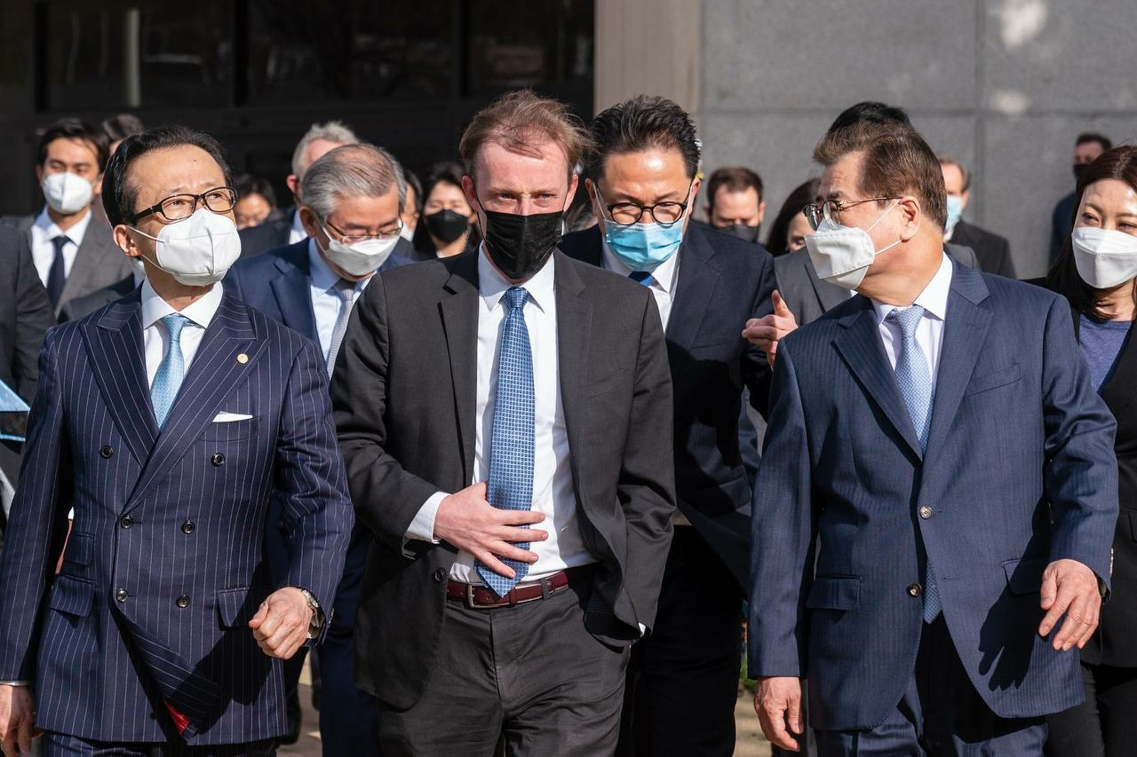 서훈 청와대 국가안보실장(오른쪽부터), 제이크 설리번 미국 백악관 국가안보보좌관, 기타무라 시게루 일본 국가안보국장은 2일(현지시간) 미국 워싱턴DC 인근 해군사관학교에서 한미일 안보실장 회의를 가졌다. [연합]