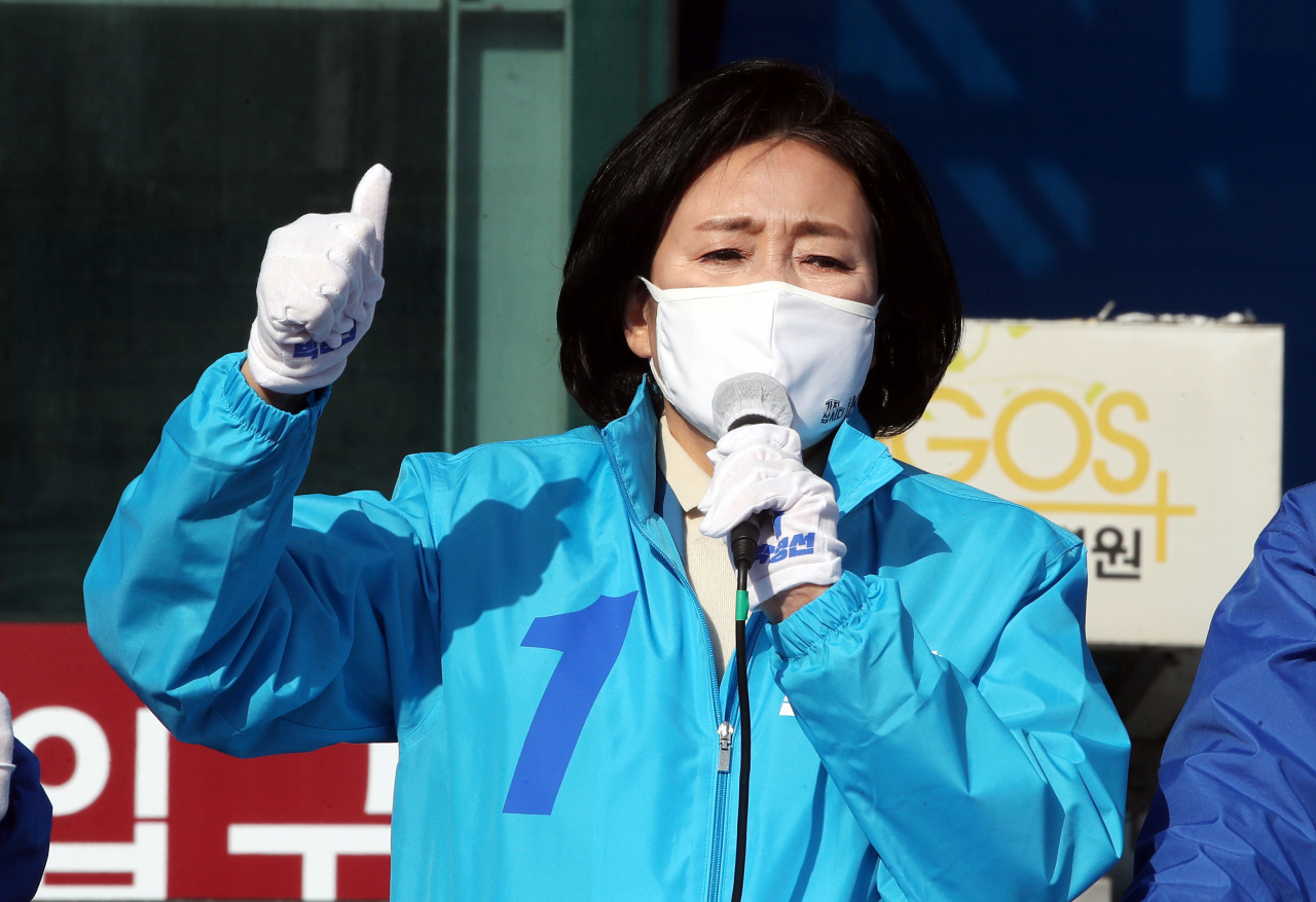 박영선 더불어민주당 서울시장 후보가 5일 서울 강서구 발산역 인근 거리유세에서 지지를 호소하고 있다. [연합]