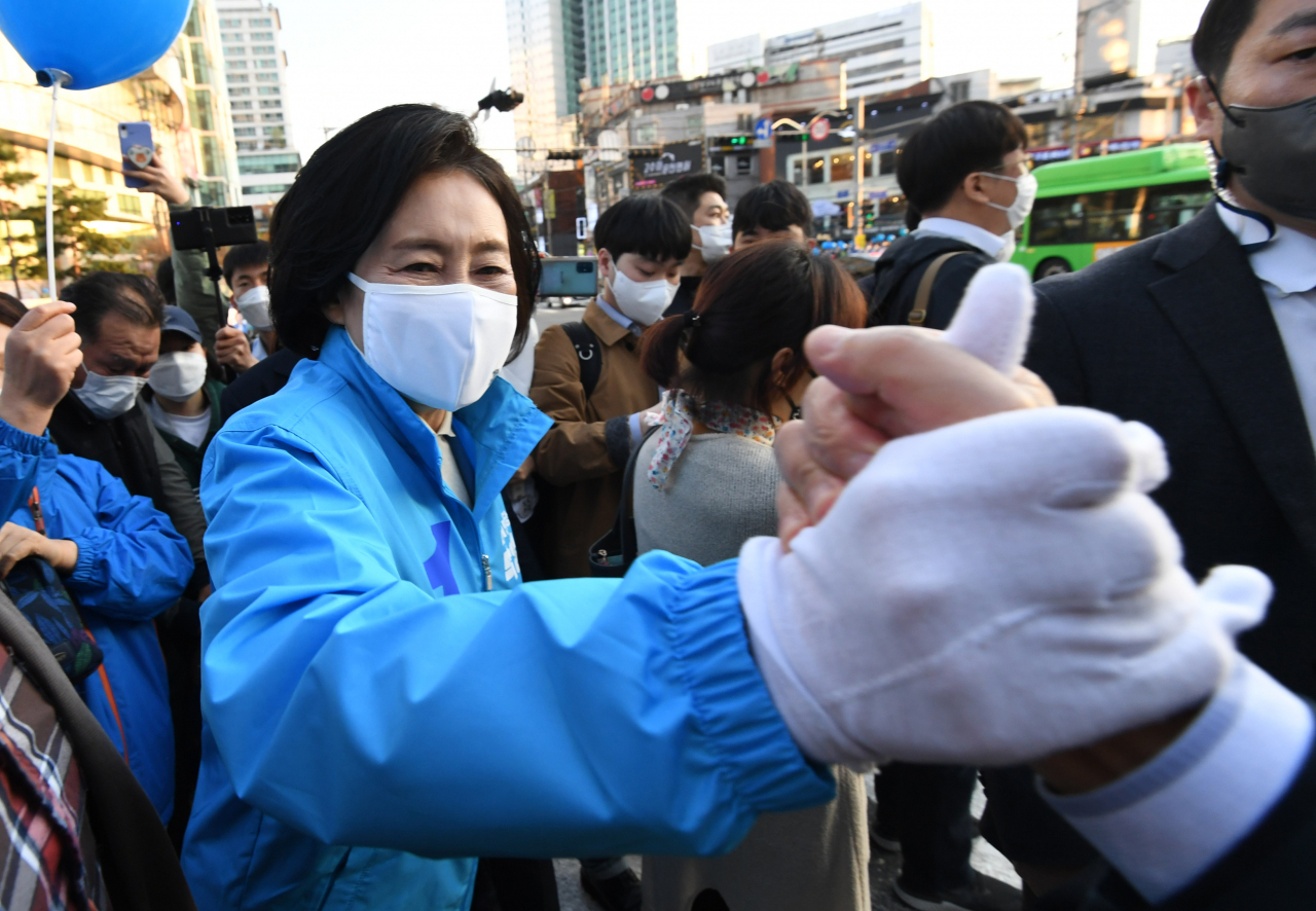 더불어민주당 박영선 서울시장 후보가 5일 오후 서울 관악구 신림역 사거리에서 열린 집중 유세에서 시민들과 손을 맞잡고 인사하고 있다. [연합]