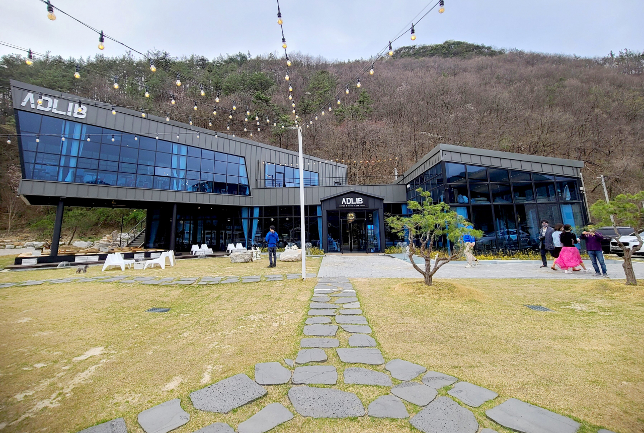 공기마을 편백숲 아래, 예술 카페 애드리브