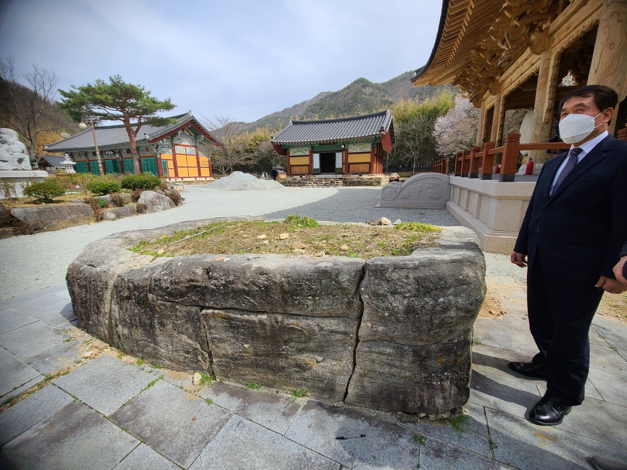 박성일 완주군수가 송광사 경내의 거대 돌대야의 내력과 기능에 대해 설명하고 있다. 그는 지장, 덕장, 용장이라기 보다는 ‘현장’이라는 평가를 받고 있다.
