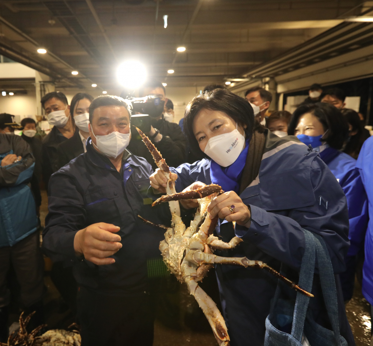 4·7 재·보궐선거를 하루 앞둔 6일 오전 박영선 더불어민주당 서울시장 후보가 서울 동작구 노량진수산시장을 방문했다 . [박영선 캠프 제공]