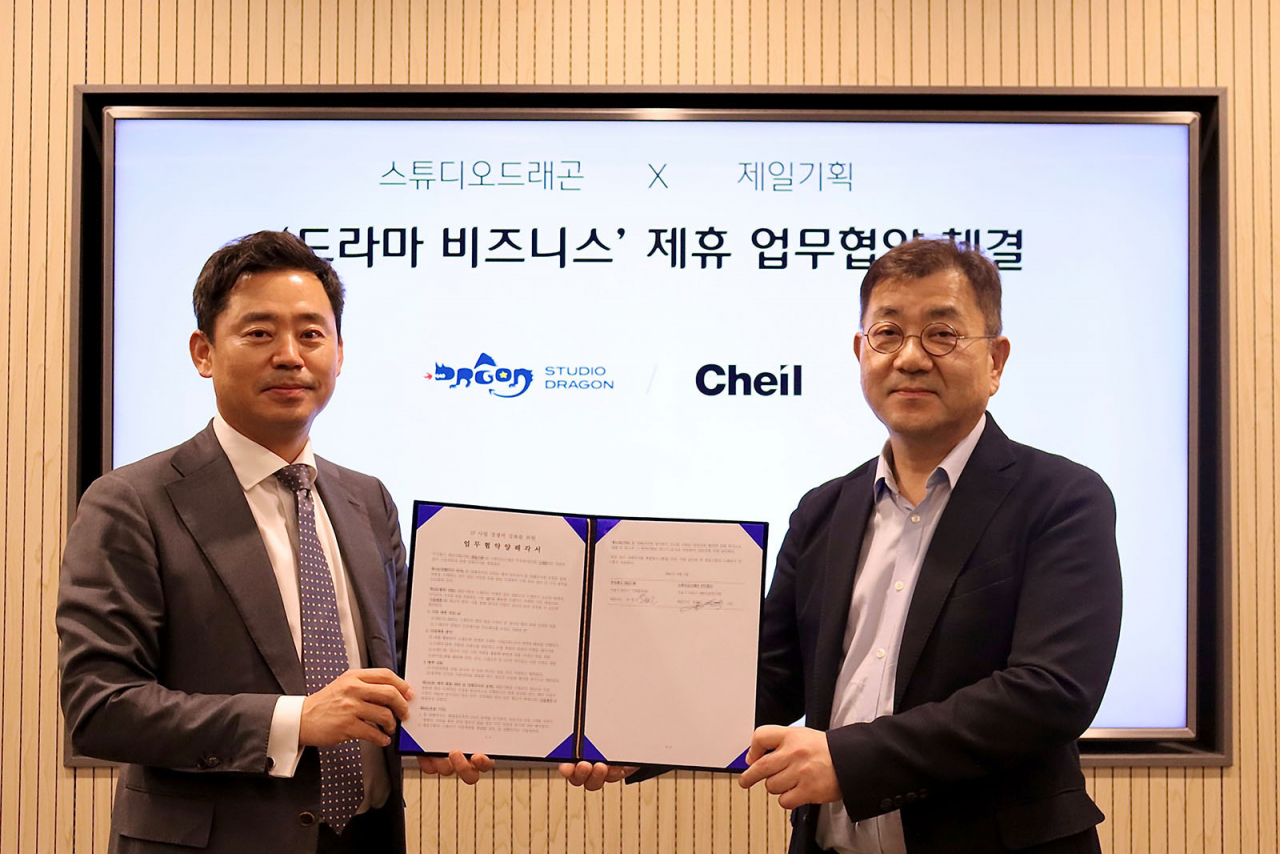 스튜디오드래곤 강철구 대표(왼쪽)와 제일기획 유정근 사장이 드라마 비즈니스 업무 협약 체결식에서 기념촬영을 하고 있다. [제일기획 제공]