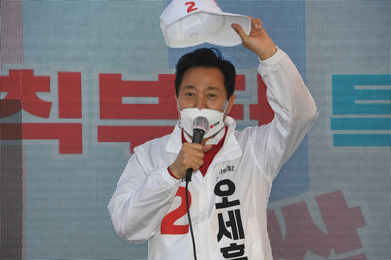 국민의힘 오세훈 서울시장 후보가 5일 서울 강서구 등촌역 인근에서 지지를 호소하고 있다. [연합]