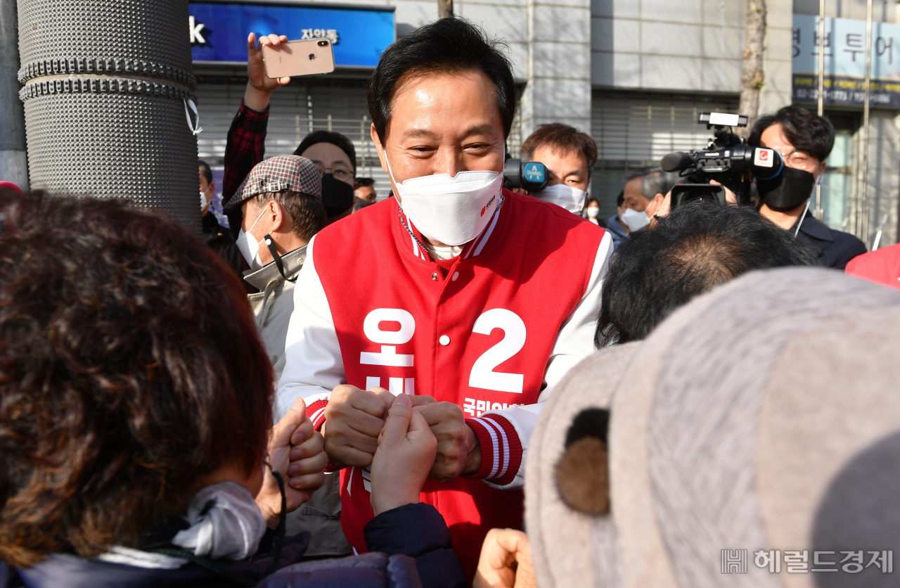 오세훈 국민의힘 서울시장 후보가 4.7 재보궐선거 공식 선거운동 마지막 날인 6일 오전 서울 광진구 자양사거리에서 열린 출근 유세에서 시민들과 인사하고 있다. [이상섭 기자/babtong@heraldcorp.com] [사진=국회사진기자단]