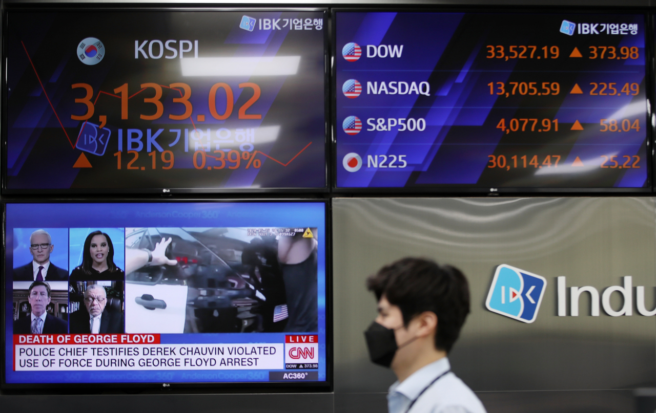 코스피가 상승세로 출발한 6일 오전 서울 중구 을지로 기업은행 IBK파이낸스타워 딜링룸 모습. [연합]