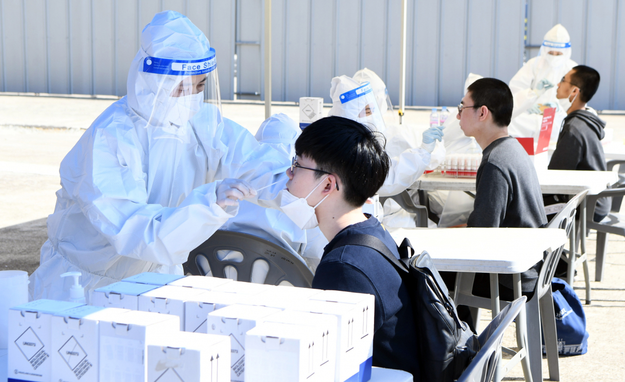 674기 해군병 입영대상자들이 5일 오후 경남 창원시 진해구 해군교육사령부에서 입영 전 코로나19 검사를 하고 있다. [연합]