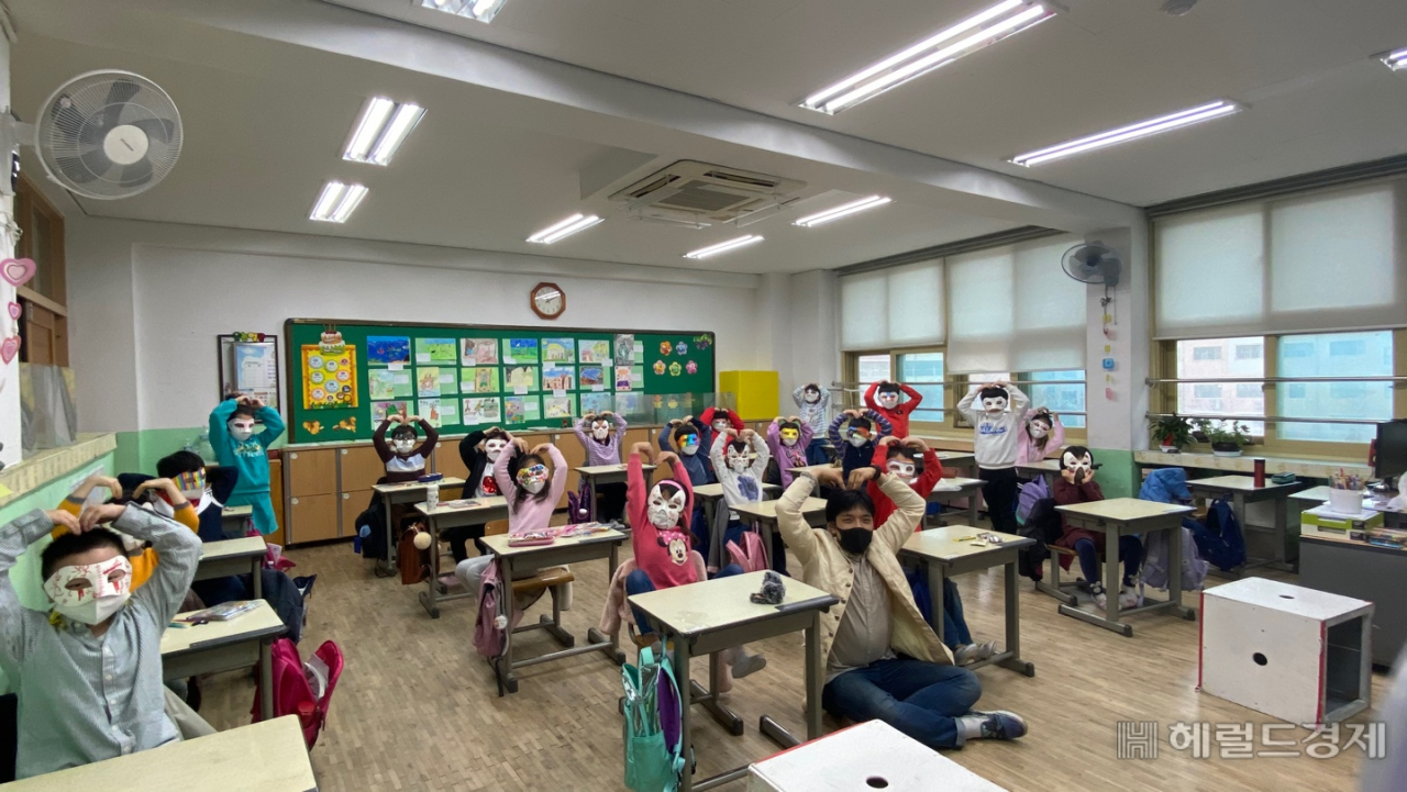 지난해 길동초등학교 학생들이 강동구 학교지원 프로그램인 문화예술진로체험교실에 참여하고 있다. [강동구 제공]