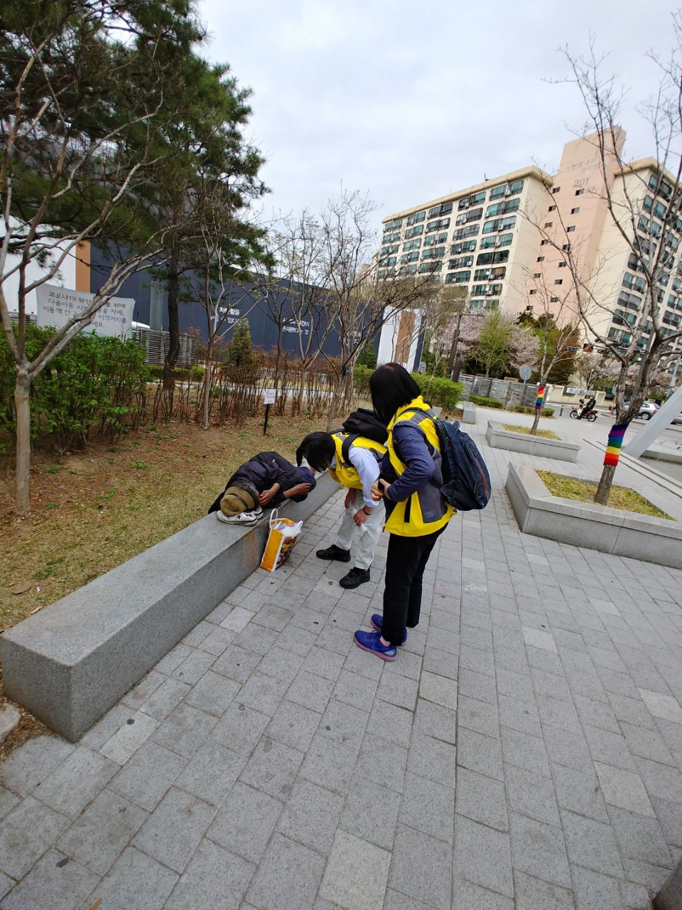 노숙인 거리상담 활동사진. [서초구 제공]