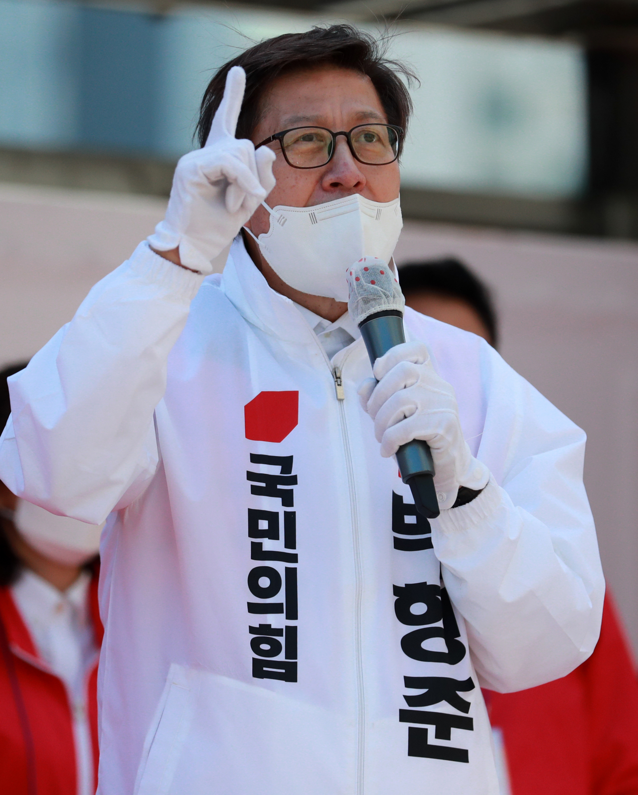 박형준 국민의힘 부산시장 후보가 5일 오후 부산 수영구 현대아파트 앞에서 열린 유세에서 지지를 호소하고 있다. [연합]