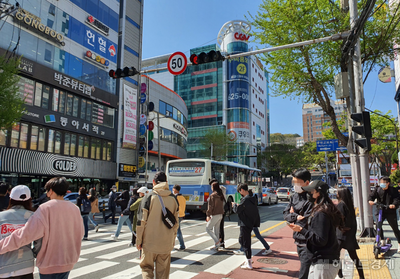 4·7 보궐선거를 이틀 앞둔 지난 5일 오후 부산의 대표 번화가 중 한 곳이자 젊은층이 많은 경성대·부경대 앞에서 사람들이 길을 건너고 있다. [헤럴드경제(부산)=정윤희 기자]