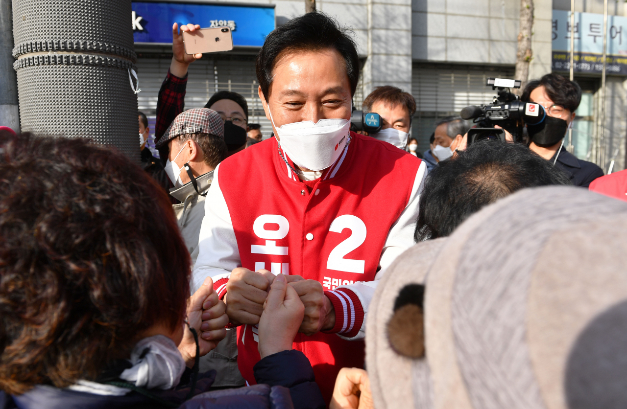 4·7 재보궐선거를 하루 앞둔 6일 오전 국민의힘 오세훈 서울시장 후보가 서울 자양사거리에서 출근길 시민들과 인사하고 있다. [국회사진기자단]