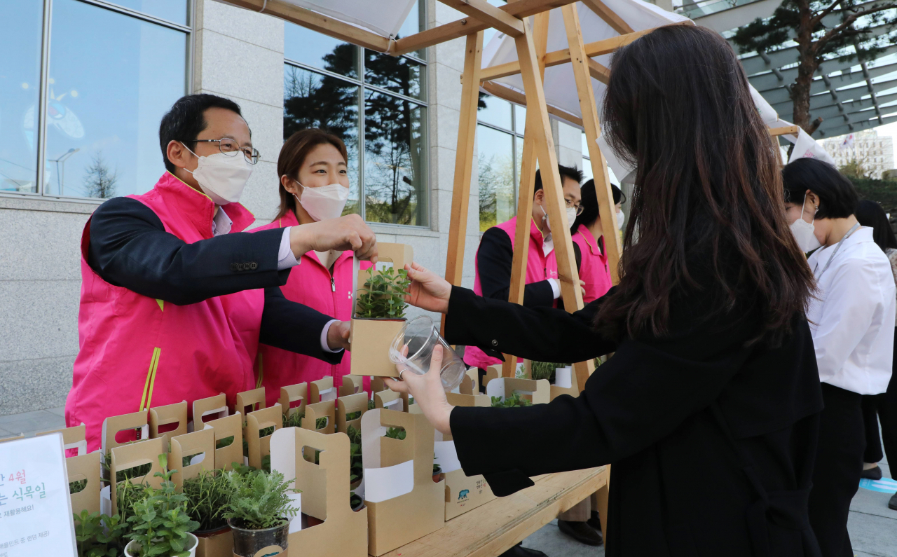 박춘원(왼쪽 첫번째) 흥국생명 대표가 ‘친환경 재활용 화분 나눔’ 행사에 동참하고 있다.