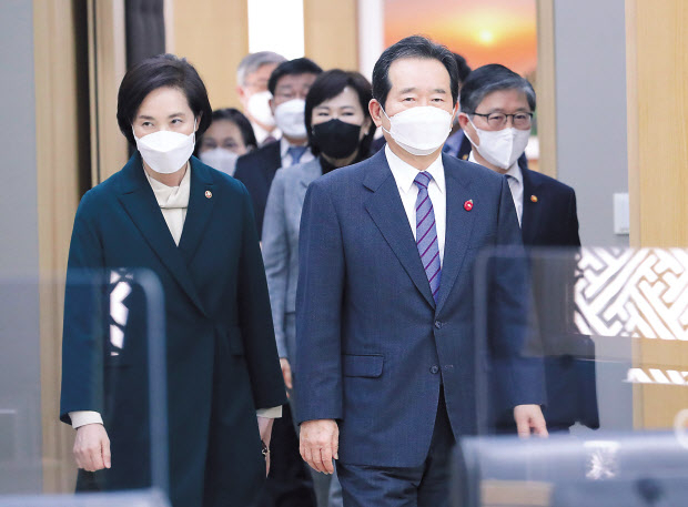 대권주자로 거론되는 정세균 국무총리 사의가 임박했다. 이란 출장을 추진중인 정 총리가 출장 전 사의를 표명할 가능성도 제기된다. 정 총리가 6일 정부세종청사에서 국무회의에 참석하고 있다. [연합]