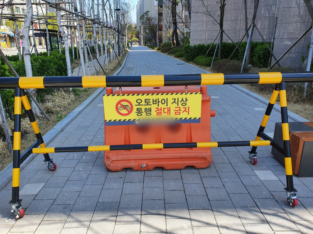 서울 강동구 고덕동의 한 아파트 단지의 출입구 모습. 지난 1일부터 이 단지에서는 지상으로 택배 차량이 오가지 못하며 지하 통행만 허용된 상태다. 김지헌 기자/raw@heraldcorp.com