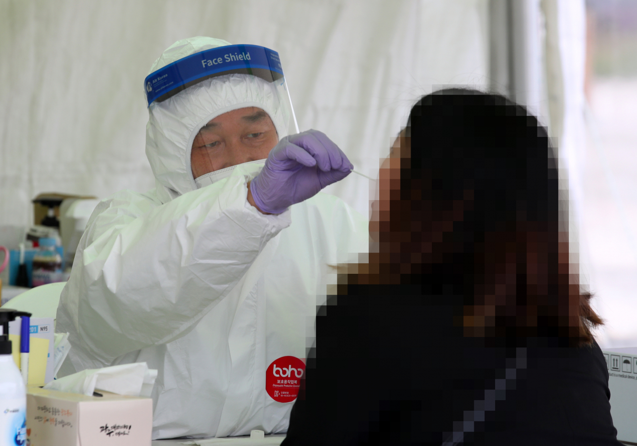 6일 오전 광주광역시청 광장에 설치된 코로나19 임시 선별검사소에서 의료진이 검체를 채취하고 있다. [연합]