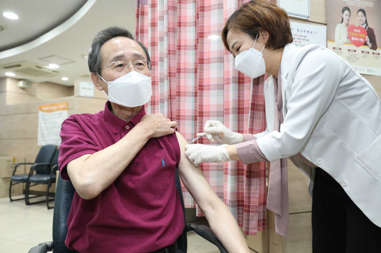송하진 전북도지사가 6일 전주보건소에서 코로나19 감염 예방을 위해 아스트라제네카(AZ) 백신을 맞고 있다. [연합]