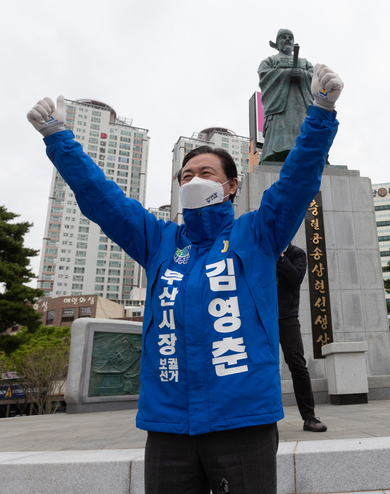 김영춘 더불어민주당 부산시장 후보가 6일 오전 부산진구 송상현 동상 앞에서 열린 승리의길 출정식에서 두손을 번쩍 들고 있다. [연합]